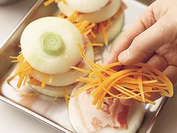 まるまる１個使うことで野菜がたっぷりとれる。また、間ににんじんや肉をはさむことでバランスよく。