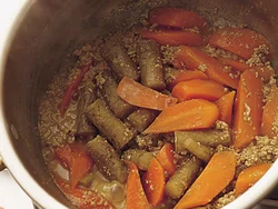 濃厚な練りごまと、ひき肉のうまみで野菜を煮からめることで、ご飯にのせて食べたい一皿に。