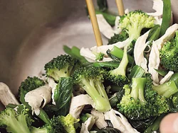 ドレッシングをかける前にごま油で野菜と肉をコーティング。水分が出ず、一体感のある味になる。