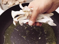 生だと食べ切れない量でも炒めればかさが減る。さっと炒めるだけなら栄養分もそれほど減らない。