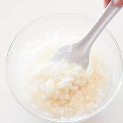 油にみじん切りにした玉ねぎを加えて混ぜ、軽く乳化させる。塩と酢に保存の効果が。