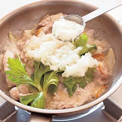 玉ねぎソースを入れて煮る。酢が入っているので、肉がやわらかく仕上がる。