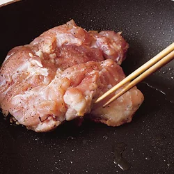 とり肉は皮目から焼き始め、厚みの半分くらいの色が変わるのを目安に裏返す。火加減は常に弱めの中火で焼き、うまみを逃さない。