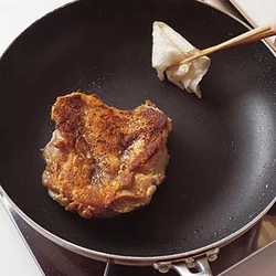 出てきた脂はペーパータオルでこまめにふきながら焼く。こうすると風味がよくなり、こうばしさも増す。