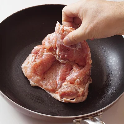 【ここがコツ！】
❖肉は火にかける前にフライパンへ
とり肉は、油を熱したフライパンに入れるのではなく、油をひいたフライパンに入れてから火にかけて焼く。こうすると皮が縮まず、均一に火が通るので、むらなくパリパリに仕上がる。