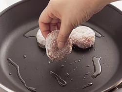 肉だねの形がくずれないように、片栗粉を薄くまぶす。小さめに成形すると、火の通りが早くうまみが凝縮する。