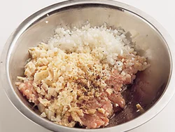 ゆでたけのこは粗みじん切りにして、食感を残すとおいしい。肉だねは、粘りが出るまで手でしっかり練り混ぜて。