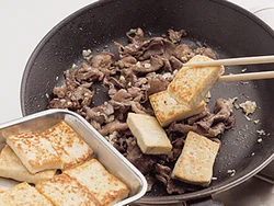 豆腐の水分が出たり形がくずれないように、豆腐は先に焼いて取り出し、牛肉を炒めてから戻し入れる。