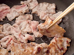 豚肉は、酒をもみ込み、片栗粉で表面をコーティングしてから焼きつけると、うまみが逃げず、ふっくらやわらかく仕上がる。