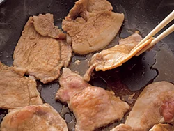本場では豚肉を炭焼きにするが、家庭では手軽にフライパンでOK。油をよく熱してから豚肉を入れ、焼きつけて。