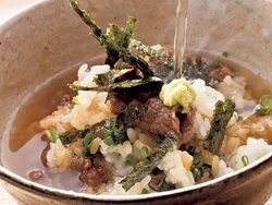 2/3くらい食べたら、わさび少々とのりをのせ、お茶をかけて食べる。