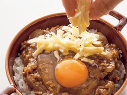 カレーとチーズがかかっていることと、焼いてあることが焼きカレーの決まり。卵をのせるとコクが増し、アクセントにもなる。
