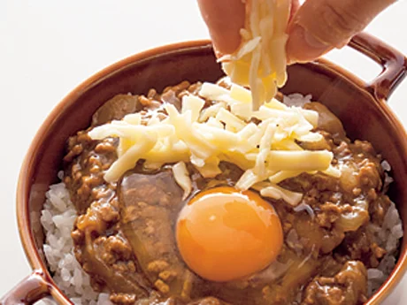 カレーとチーズがかかっていることと、焼いてあることが焼きカレーの決まり。卵をのせるとコクが増し、アクセントにもなる。