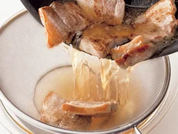 焼きつけた豚肉は、ゆでこぼすことで余分な脂や臭みが抜けて、カロリーもダウン。このひと手間で、厚みのある肉も、あっさりした味に。