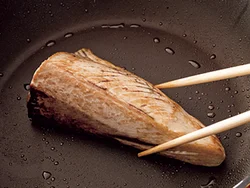 かつおは表面にうっすら焼き色がつくくらい、菜箸で面を変えながら焼けばOK。さっと火を通すことで、風味がグンとアップする。