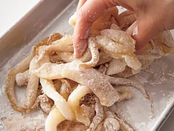 いかの足は、揚げると油がはねやすいので、片栗粉をしっかりまぶして水分を押さえる。揚げるときは、一度に全部でなく少量ずつ揚げ油に入れて。