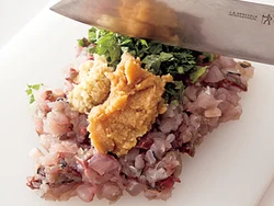 青じそやしょうがなどの薬味をのせて、細かくしながらたたく。包丁の腹の部分を使い、全体を練り混ぜるようにすると味がなじんでおいしい。