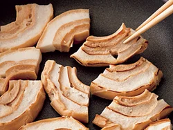 もどした麩は、煮汁で煮る前に少し多めの油で表面を焼きつけて、コクをプラスする。