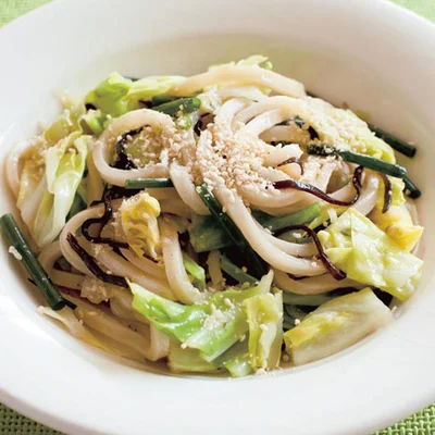 【うどんとあえてもおいしい！】
冷凍うどん2玉を熱湯でゆでて湯をきり、「キャベツのシャキシャキあえ　ナムル風」1/2量、昆布のつくだ煮大さじ１　1/2を混ぜ、塩、ごま油各少々で調味する。器に盛り、白すりごま少々をふって。
