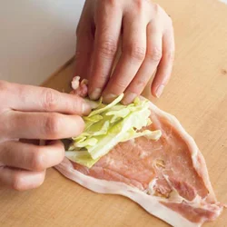 キャベツを押さえつけながら巻き、巻いたあとも軽く握って形を整える。
