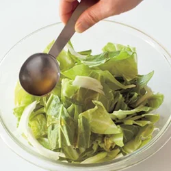 春キャベツはやわらかいので外側の葉でもおいしい。ごま油をまぶしておくと、水分が出にくくなり、シャキッと炒められる。