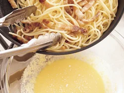 スーチカーのうまみをからませたスパゲッティを、脂ごと卵液に入れて。