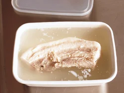 保存する時はスーチカーはゆで汁(全量)とともにふたつきの保存容器に入れて、冷蔵庫で保存する。ゆでてから約３日で使い切る。