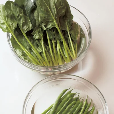 【ここがコツ！】
❖野菜はゆでる前に水にとる
野菜は、収穫してから時間がたつほど水分が抜けるので、まるごと水にひたし、取れたてのみずみずしい状態に戻してからゆでる。水分を充分に含んだ野菜は熱が通りやすいので、短時間で中まで火が通り、歯ざわりよく仕上がる。