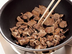 豚肉は最初に焼き色がつくまでしっかりと炒めてから、残りの材料と手早く炒め合わせて。