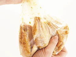 下味の材料ととり肉を袋に入れてしっかりもみ込めば、野菜を加えてからは味を軽くなじませるだけ。