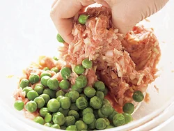 ひき肉だねの材料を混ぜ合わせてから、グリーンピースを加えると、まとまりやすい。