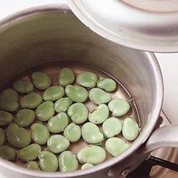 そら豆は少ない湯でふたをし、約1分を目安にさっとゆでると、栄養や香りを損なわない。