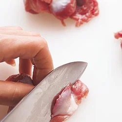 砂肝は白い筋の部分を包丁で薄くそぎ落とし、切り目を入れると、火の通りが早くなる。