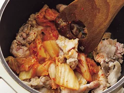 豚肉を炒め、その脂ごと使うことで、うまみたっぷりのスープに。キムチは辛すぎないようにさっと水洗いしてから加える。