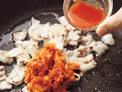 キムチを切るときに出た汁も使う。「この汁はうまみのもと。野菜の栄養も溶け込んでるので、買うときに入れてもらってぜひ料理に使って」。