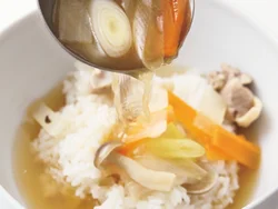 スープが完成したら、温かいご飯に具ごと注ぐ。韓国ではスープとご飯は別盛りの店も多いが、今回は食べやすくアレンジ。