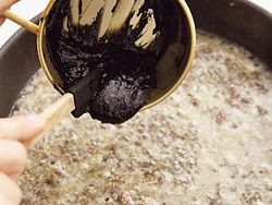 黒練りごまをたっぷり加え、こっくりとした味つけに。中華麺との相性もよく、混ぜながら食べる楽しみも。たくあんは韓国ではマスト。