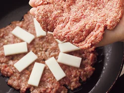 残りの肉だねは広げてからのせると、もちをきれいにはさみやすくなる。