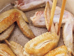 とり肉は両面をこんがり焼く。こうすると、こうばしさが残り、滋味のあるおいしいスープになる。