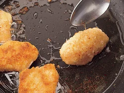 大きめのスプーンで鮭に油をかけながら両面を揚げ焼きにすると、少ない油、短時間でカリッと仕上がる。