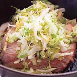 肉の表面を焼きつけてからキャベツを加える。キャベツは加熱することで甘くなり、肉のうまみも吸っておいしく仕上がる。