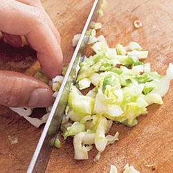 肉との一体感を出すために、塩キャベツは刻む。シャキシャキ感を残すために粗く切って。