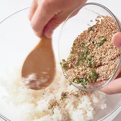 すし飯は、砂糖と酢を控えめにすると、甘く煮たお揚げとのバランスがよい。しょうが、青じそ、ごまも混ぜ、後味のよいいなりずしに。