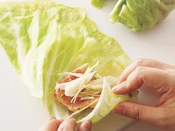キャベツはレンジ加熱してしんなりさせると、巻きやすくなる。軸もむだにせず、一緒に巻くと食べごたえも出る。