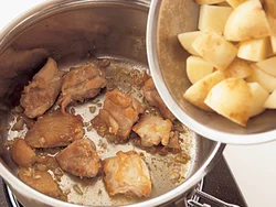 とり肉をしっかり焼きつけ、皮つきのままのじゃがいもを加える。皮つきにすることで、煮くずれしなくなる。