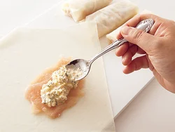 とり肉はめん棒などでたたいてのばし、春巻きの皮の手前５cmの位置に置き、タルタルソースをのせて巻く。