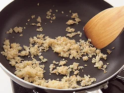 玉ねぎがうすい茶色になるくらいまで炒めてから、ひき肉を加える。しっかり炒めて玉ねぎの甘みを引き出して。