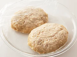 豆腐だねは焼く前に、縁がうすく色づくくらいまでレンジ加熱することで、形がくずれにくくふっくら仕上がる。
