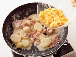 卵は焼き加減を半熟の状態にして取り出す。仕上げに戻し入れ、ひと混ぜして火を止めると、ふわっと仕上がる。
