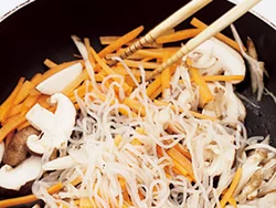根菜だけでなく、カロリーの低いしらたきも加えることで、ボリュームが出て食感も楽しいきんぴらになる。